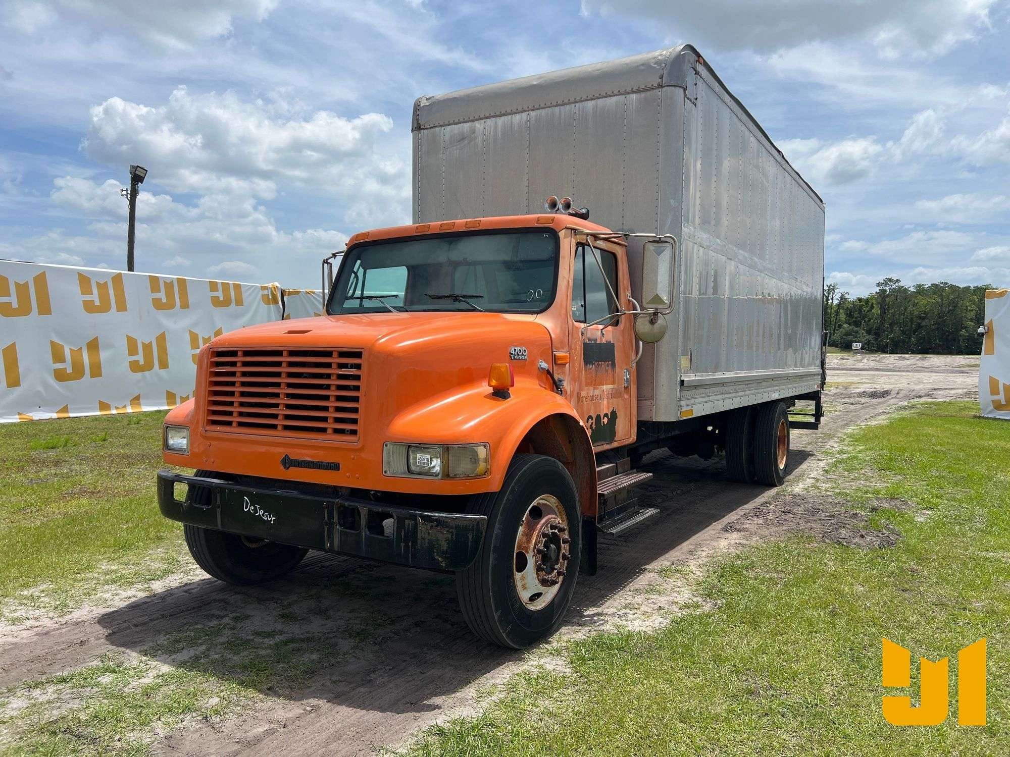 2000 International 4700 Equipment Image0