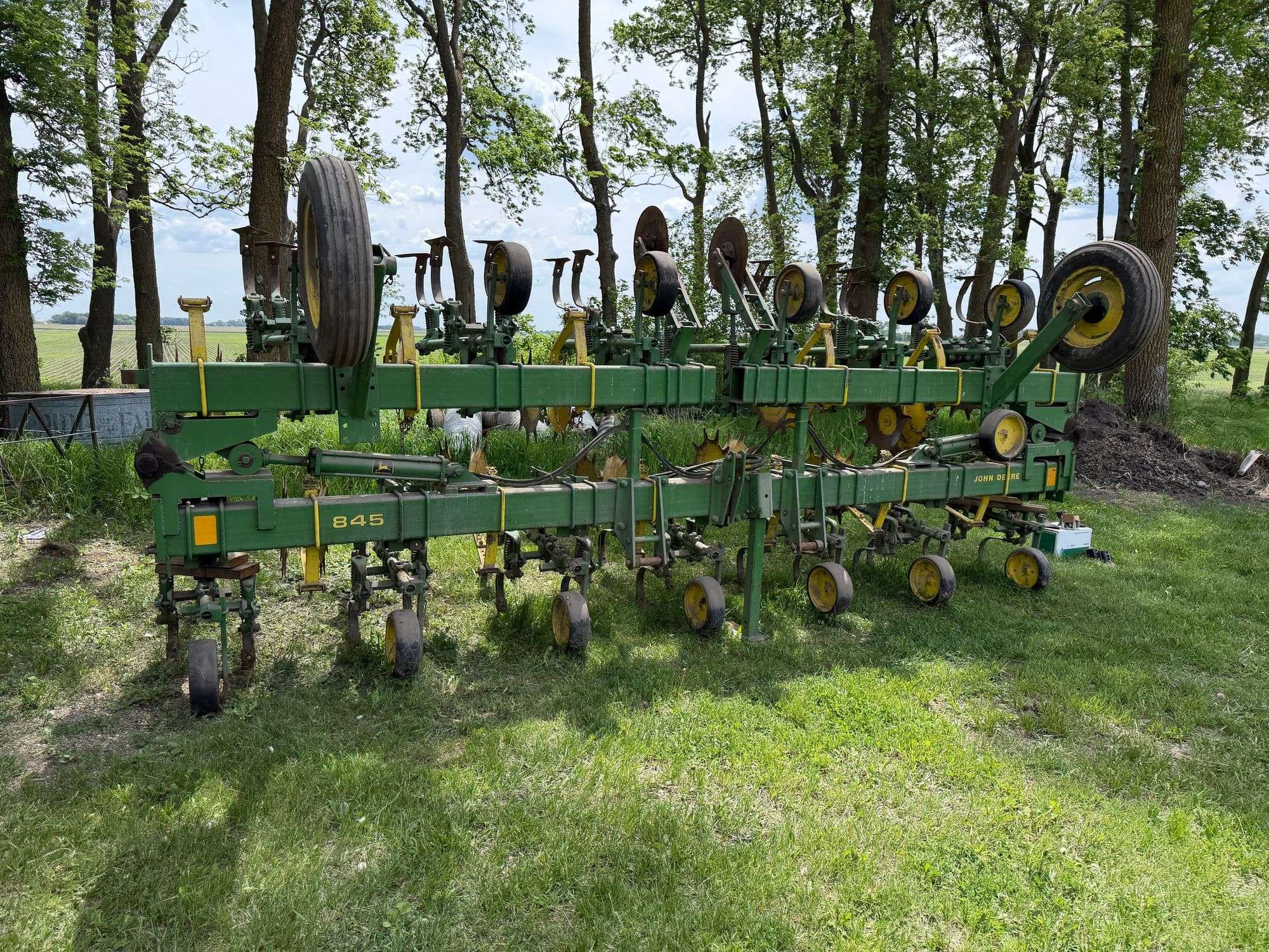 John Deere 845 Equipment Image0