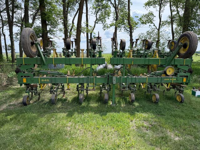 Image of John Deere 845 equipment image 1