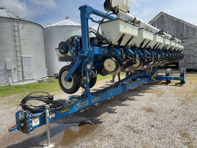Image of Kinze 3600 equipment image 2