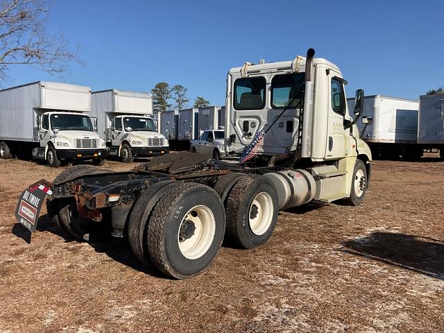 Image of Freightliner Cascadia equipment image 4