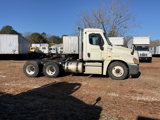 Image of Freightliner Cascadia equipment image 3