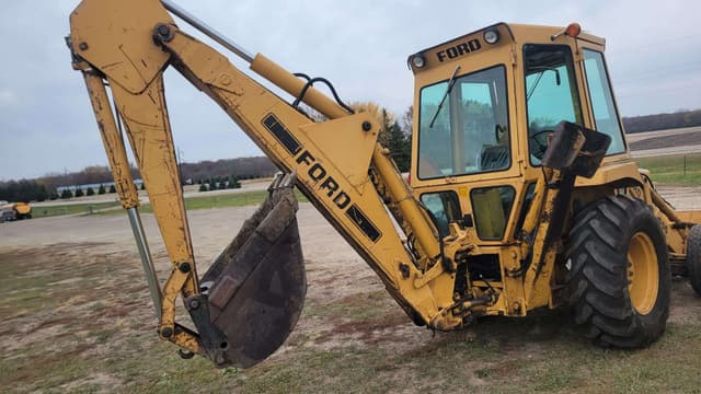 Image of Ford 555 equipment image 3