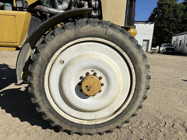 Image of Ag-Chem RoGator 1064 equipment image 2