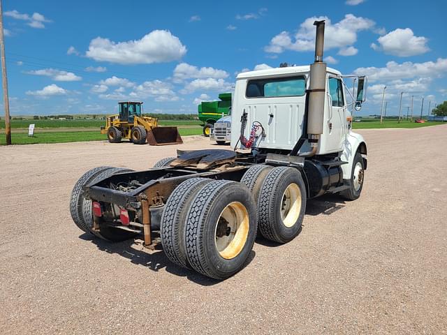 Image of International 8100 equipment image 3