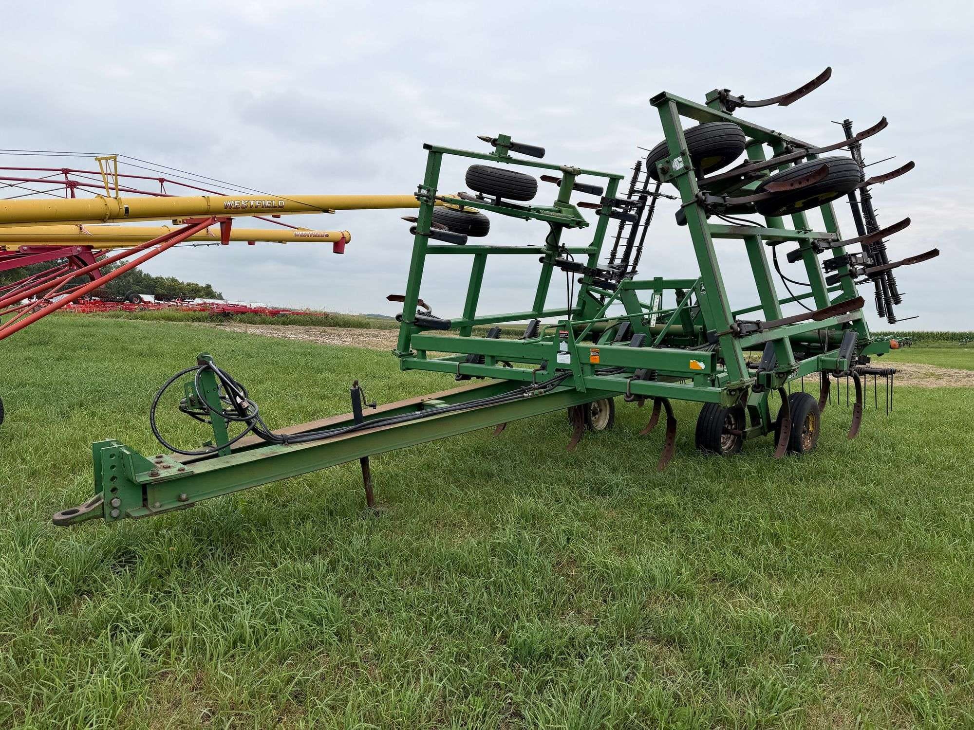 John Deere 680 Equipment Image0