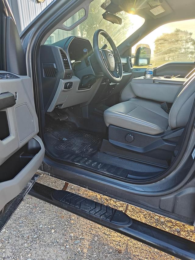 Image of Ford F-350 equipment image 4
