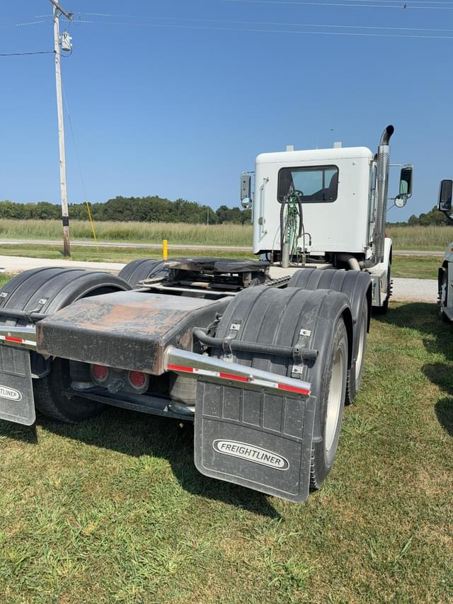 Image of Freightliner FLD120SD equipment image 4