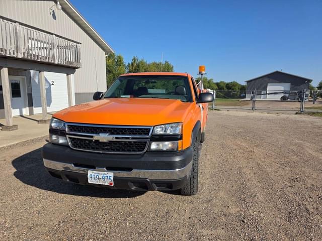 Image of Chevrolet 2500HD equipment image 2