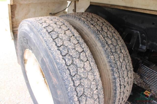 Image of Freightliner M2 106 equipment image 3