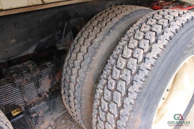 Image of Freightliner M2 106 equipment image 2
