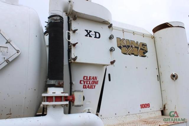 Image of Freightliner M2 106 equipment image 4