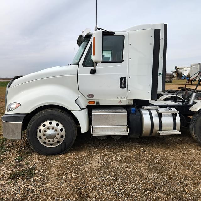 Image of International ProStar Plus 122 equipment image 3