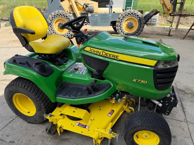 Image of John Deere X730 equipment image 4