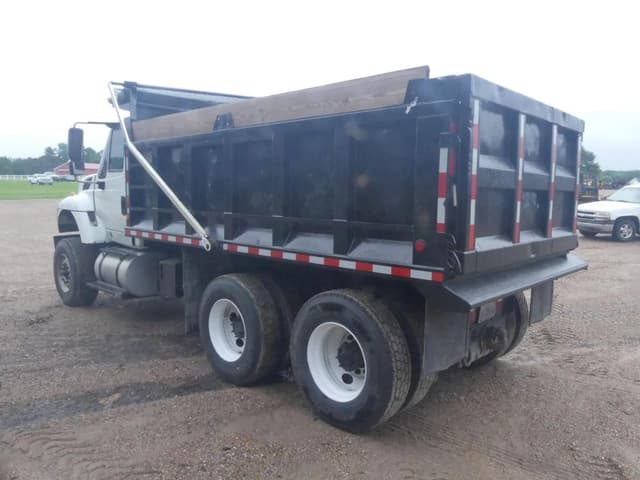 Image of International 7400 equipment image 3