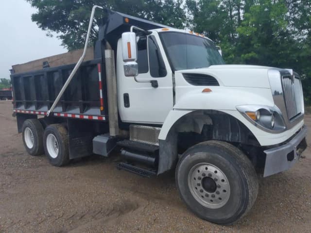 Image of International 7400 equipment image 1