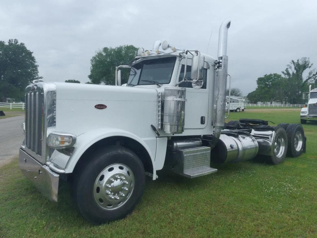 Image of Peterbilt 389 Primary image