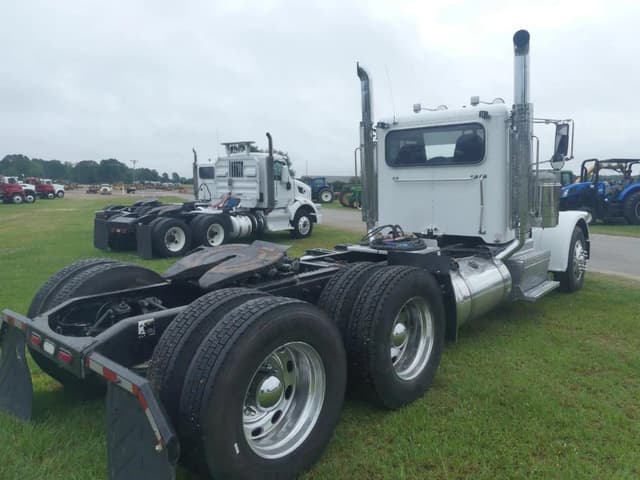 Image of Peterbilt 389 equipment image 2
