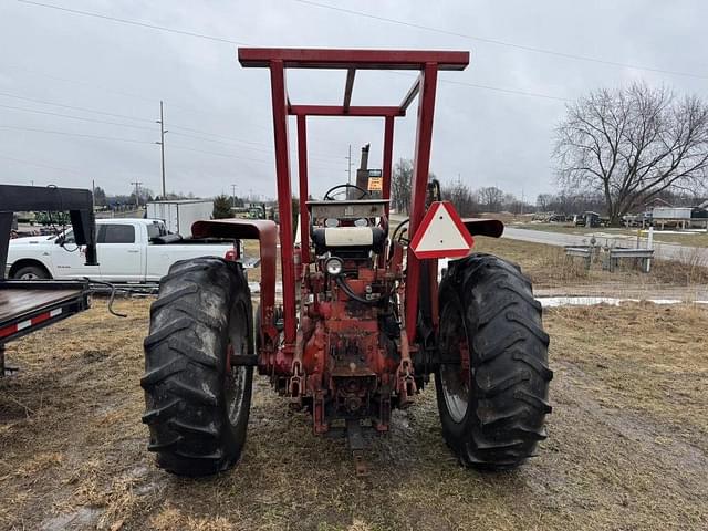 Image of Farmall 706 equipment image 2