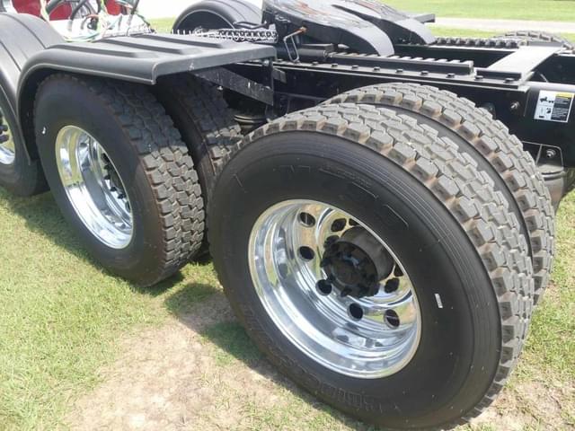 Image of Peterbilt 589 equipment image 4