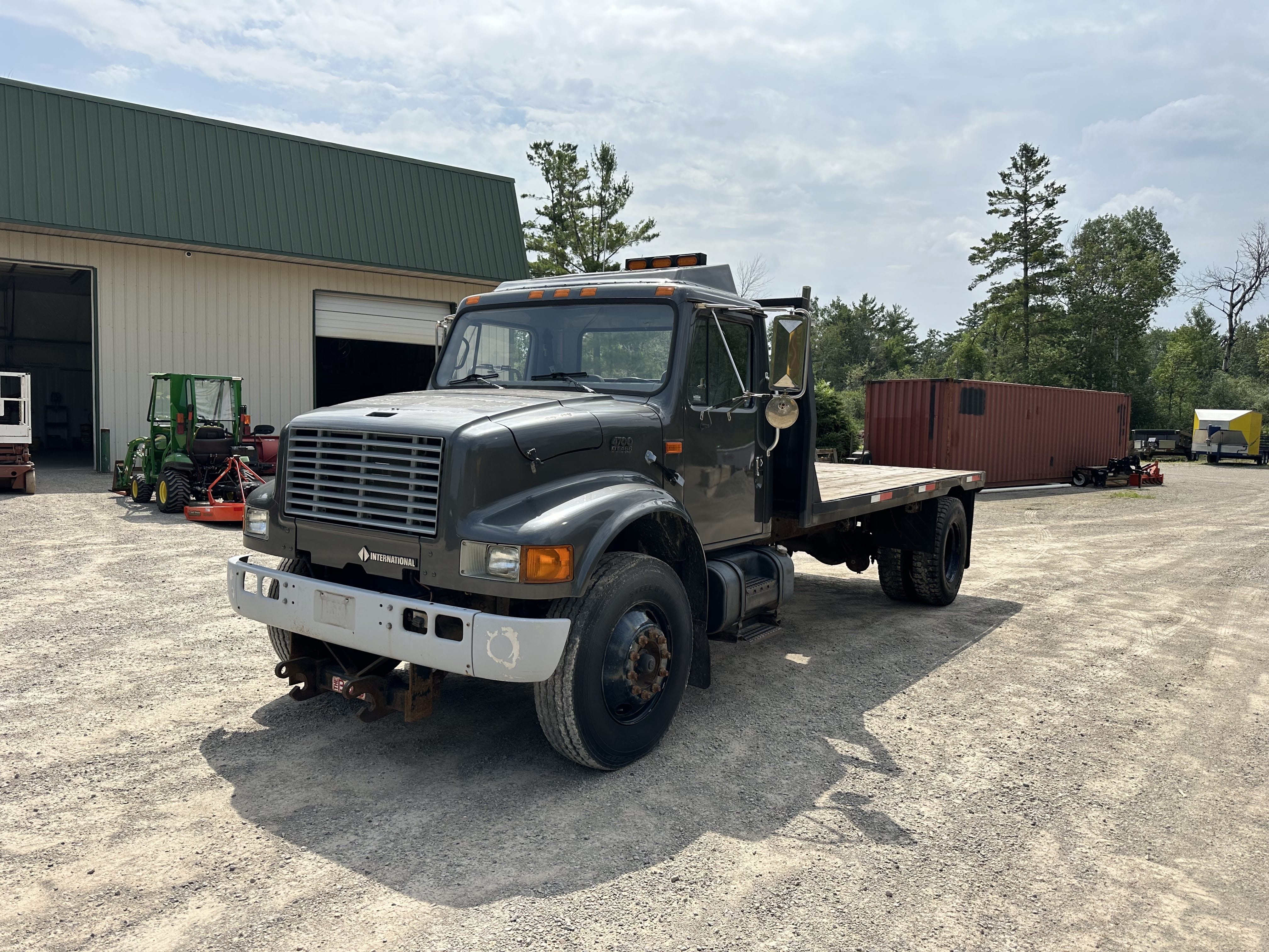2000 International 4700 Equipment Image0