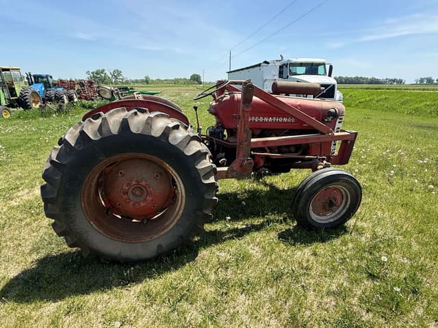 Image of International Harvester 300 equipment image 3