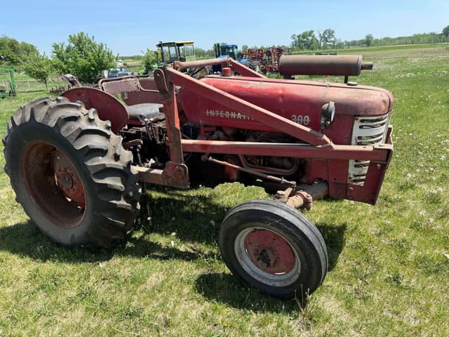 Image of International Harvester 300 equipment image 1