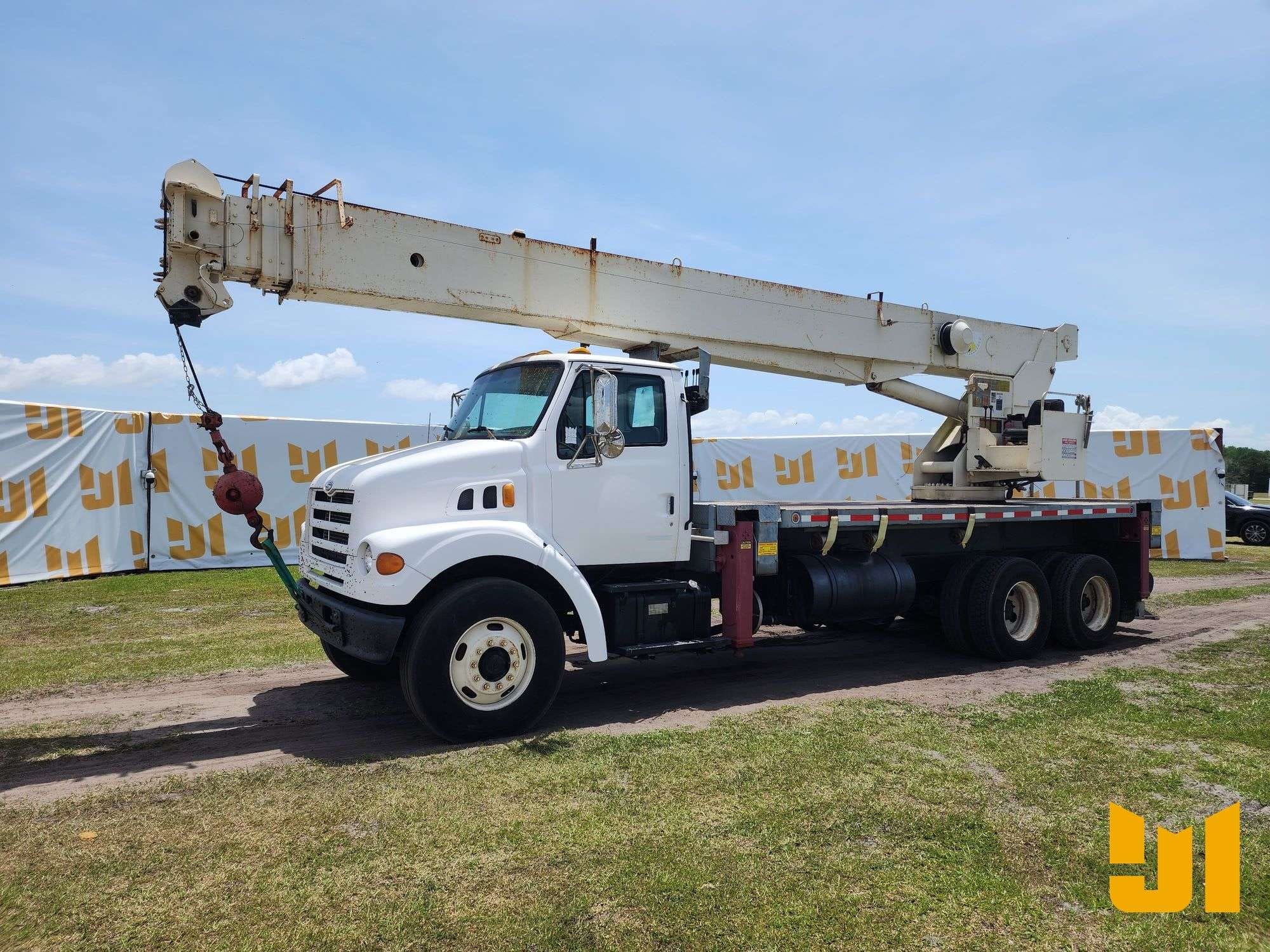 2000 Sterling L7500 Equipment Image0