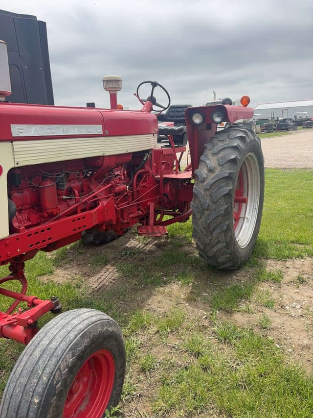 Image of Farmall 460 equipment image 3