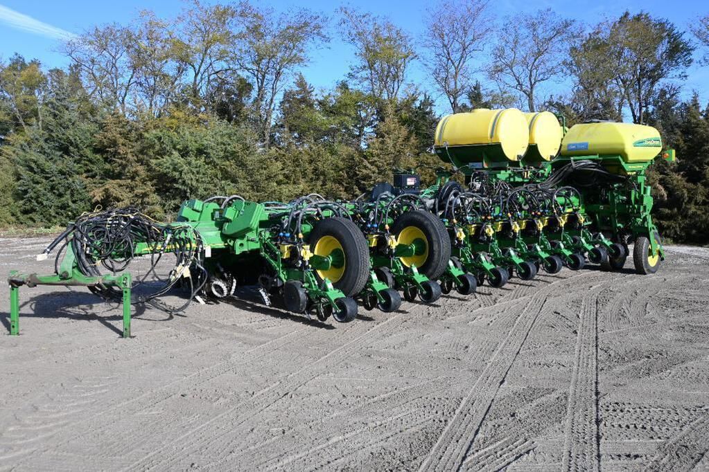 Main image John Deere 1770