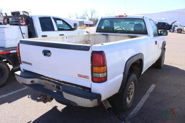 Image of GMC 2500HD equipment image 2