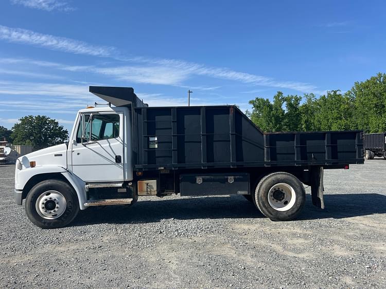 Main image Freightliner FL70 8