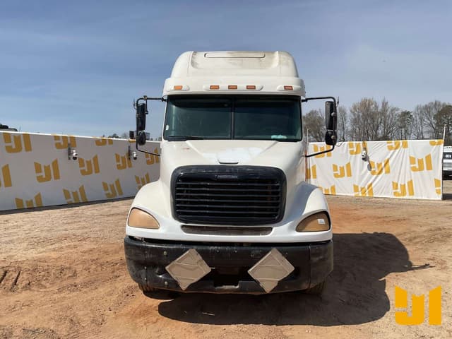 Image of Freightliner Columbia equipment image 1