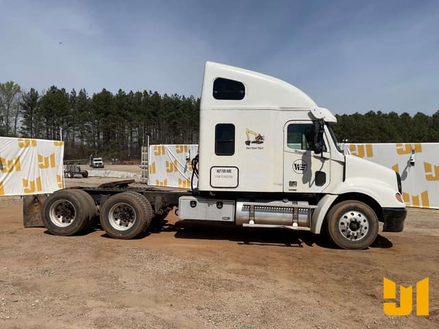 Image of Freightliner Columbia equipment image 3