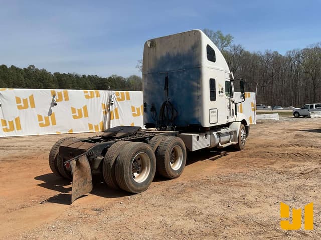 Image of Freightliner Columbia equipment image 4