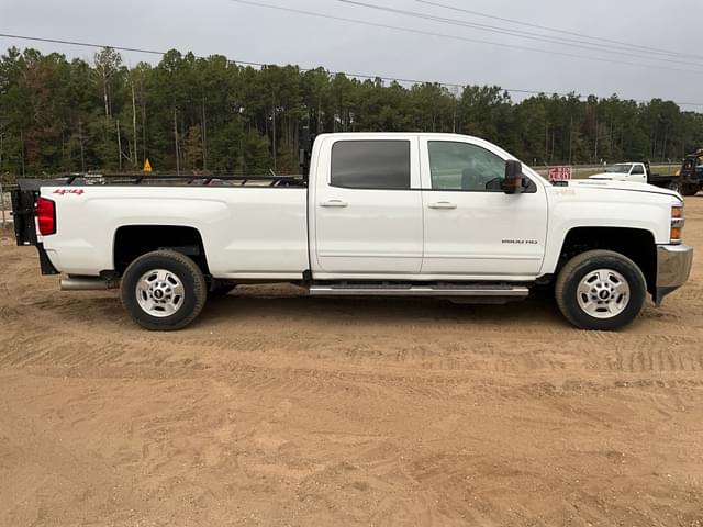 Image of Chevrolet 2500HD equipment image 3