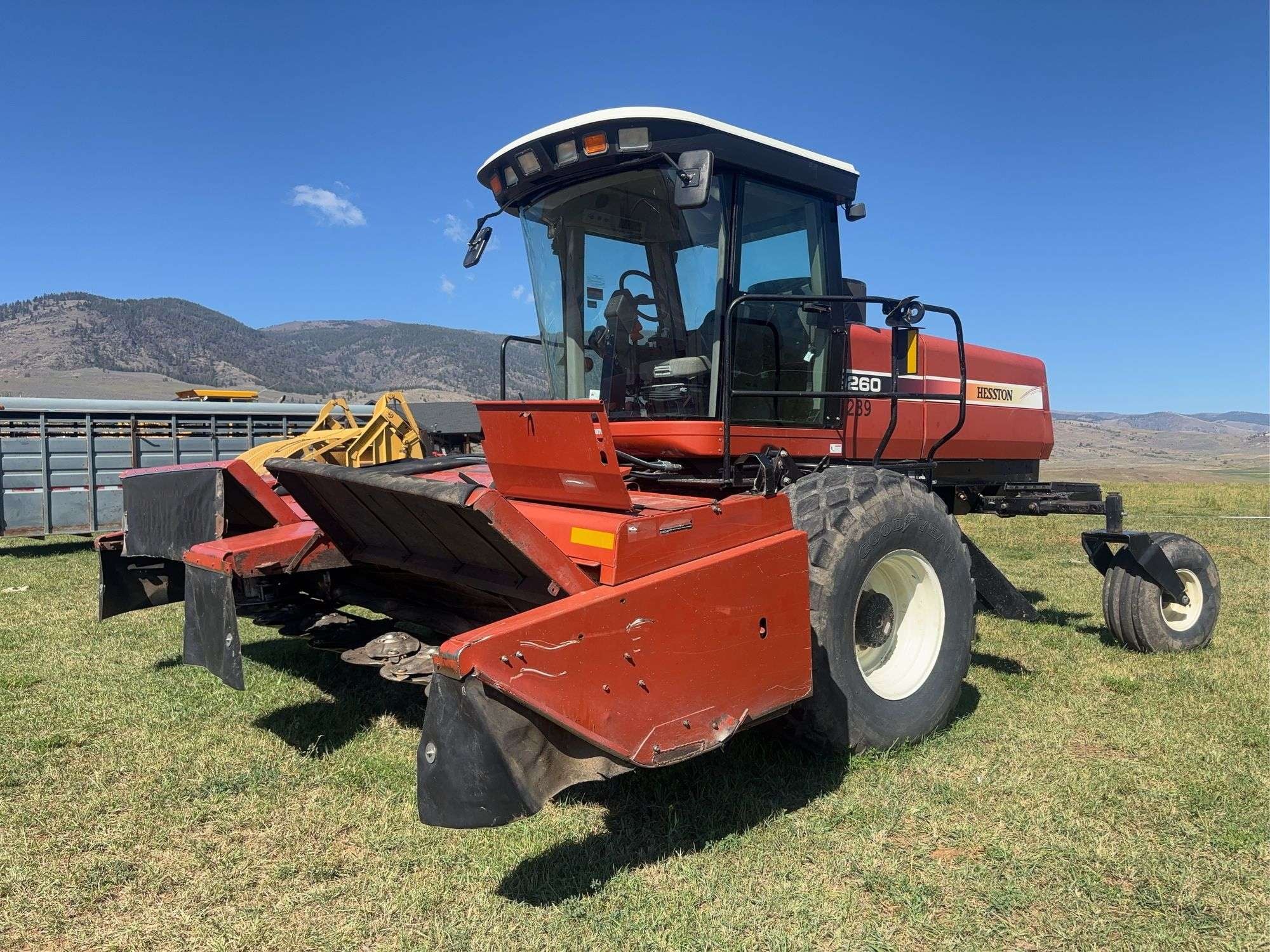 Hesston 9260 Equipment Image0