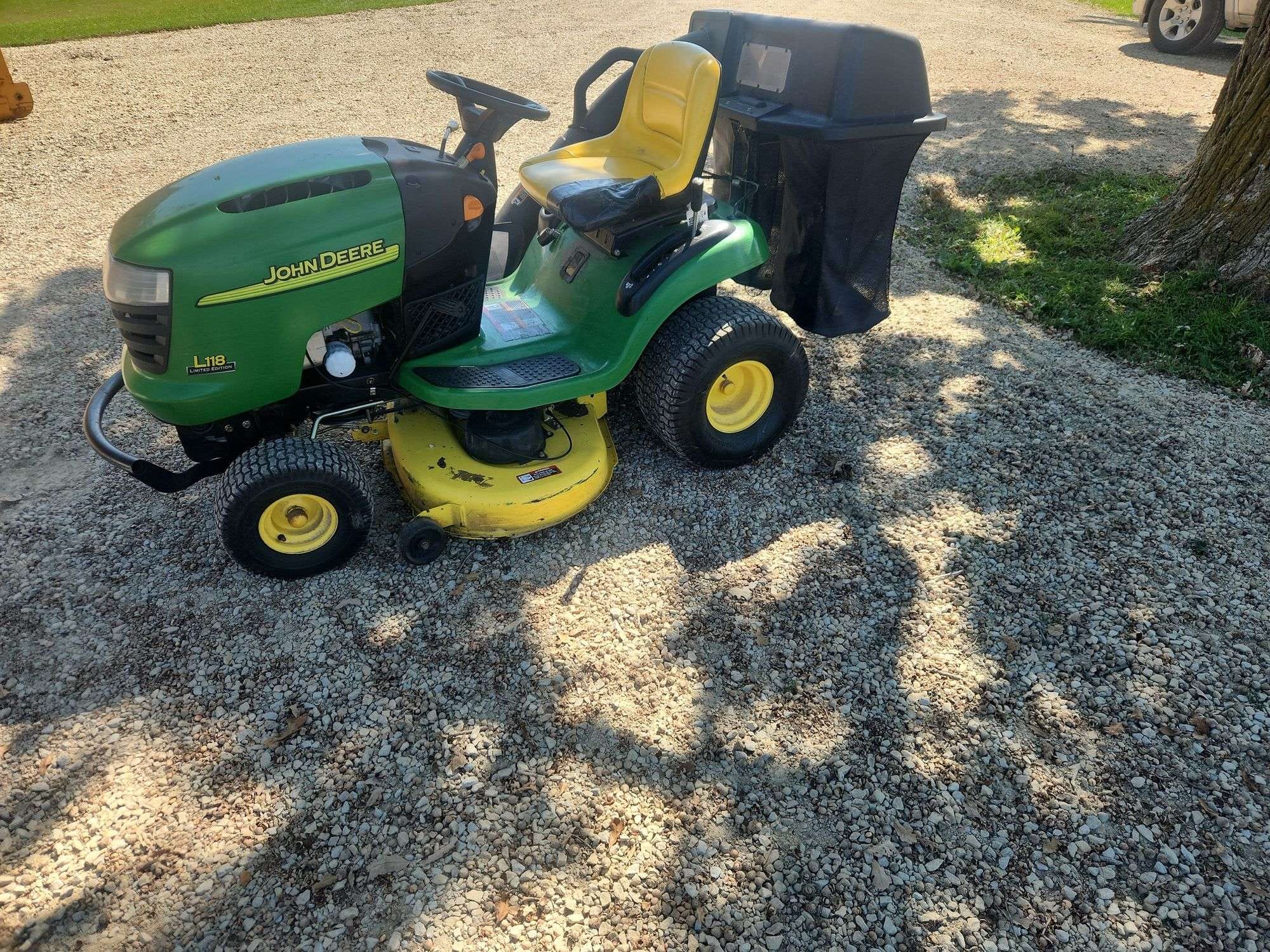 John Deere L118 Equipment Image0