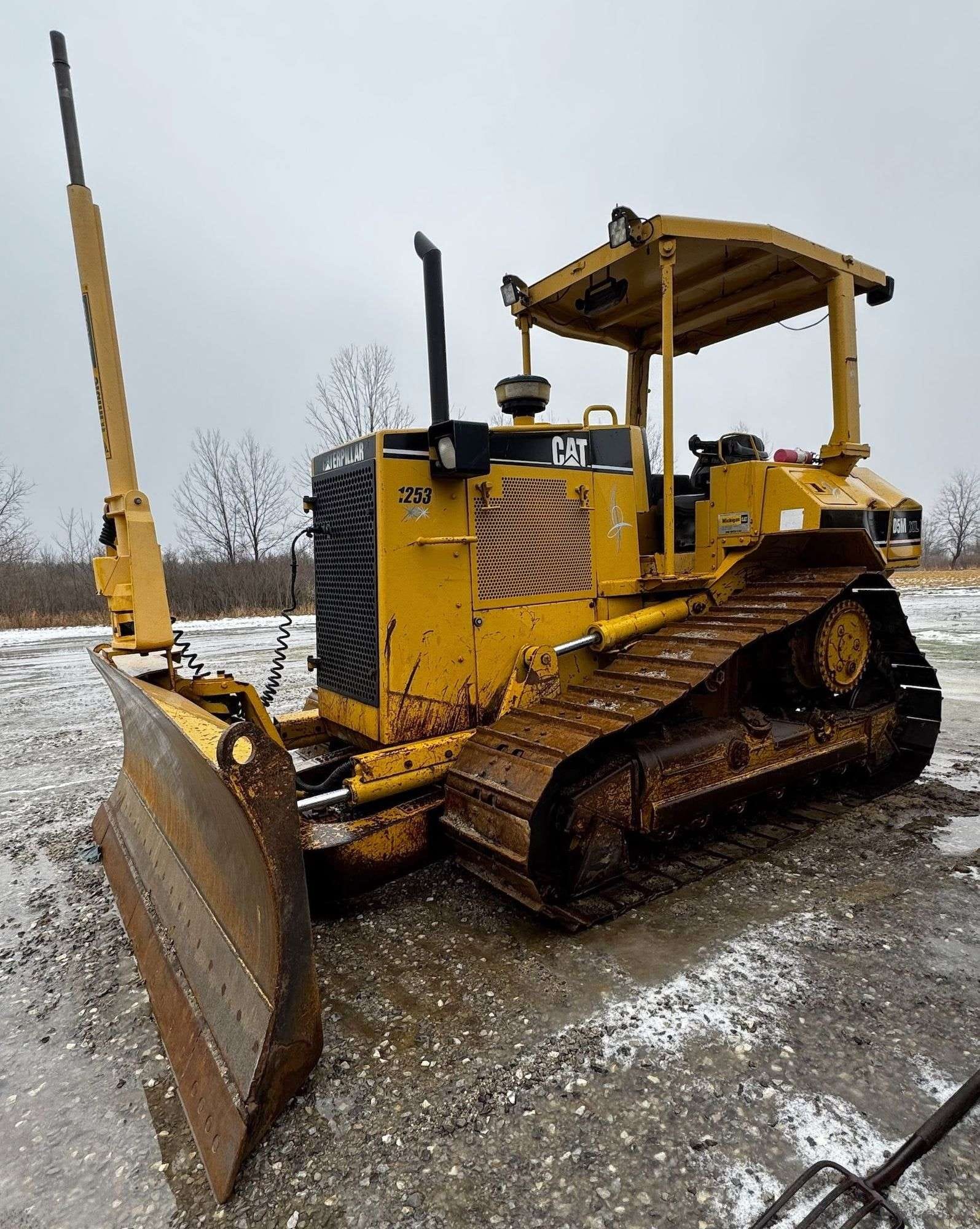 Caterpillar D5M Equipment Image0