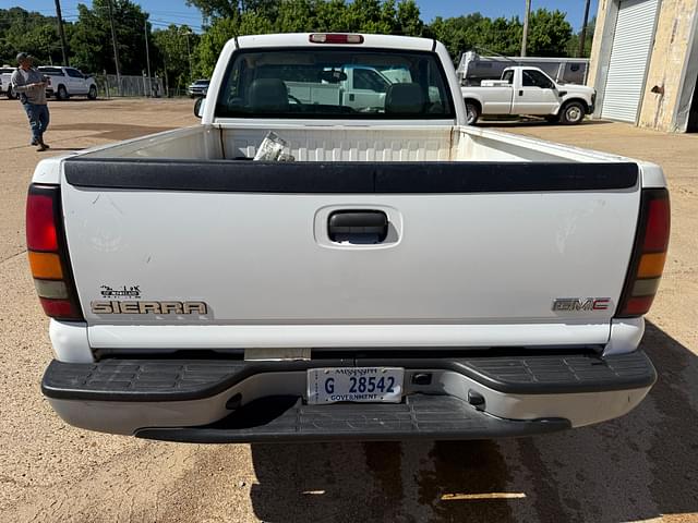 Image of GMC Sierra 1500 equipment image 4