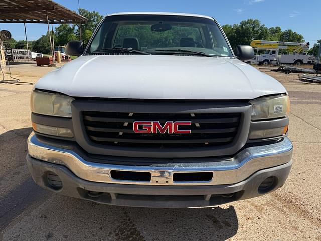 Image of GMC Sierra 1500 equipment image 1