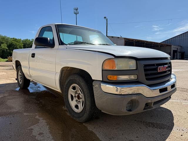 Image of GMC Sierra 1500 equipment image 2