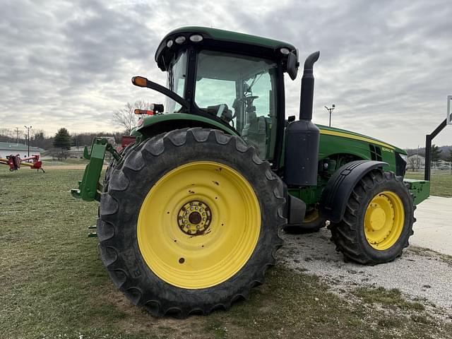 Image of John Deere 8260R equipment image 4