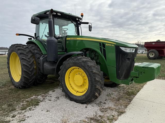 Image of John Deere 8260R equipment image 2