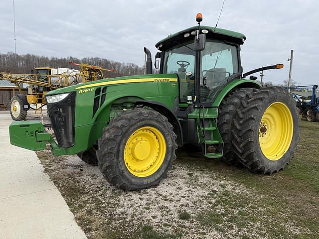 Image of John Deere 8260R equipment image 1