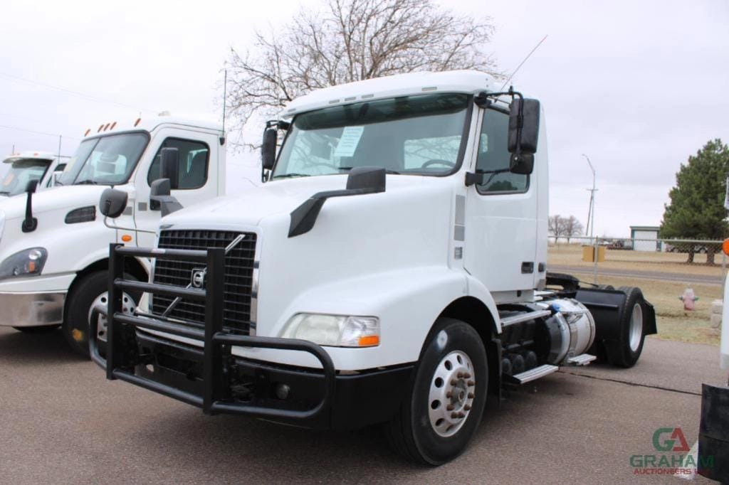 2018 Volvo 300 Equipment Image0