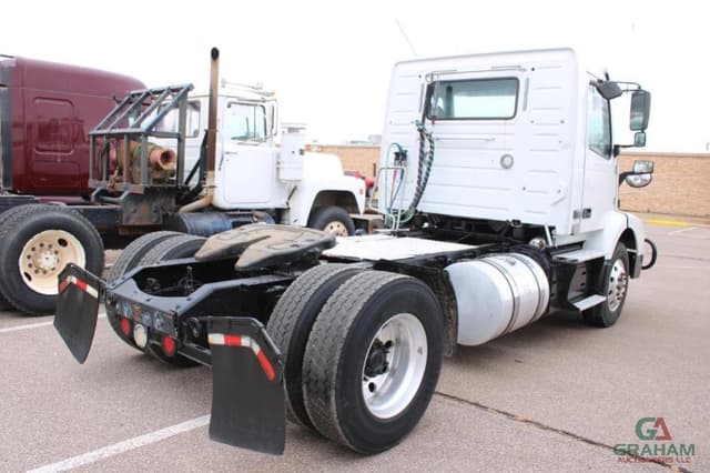 Image of Volvo 300 equipment image 2