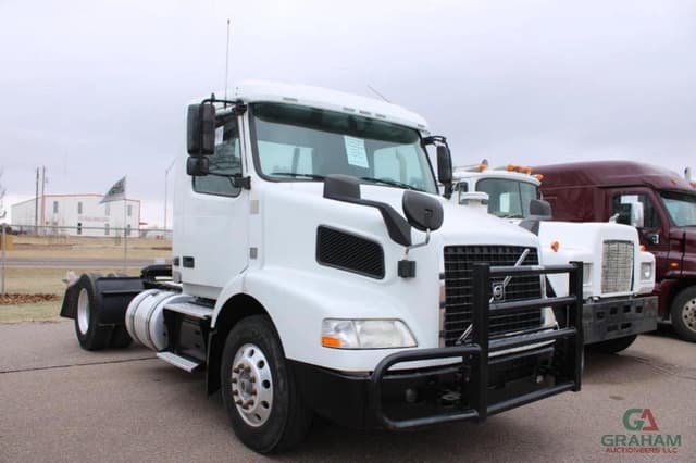 Image of Volvo 300 equipment image 1