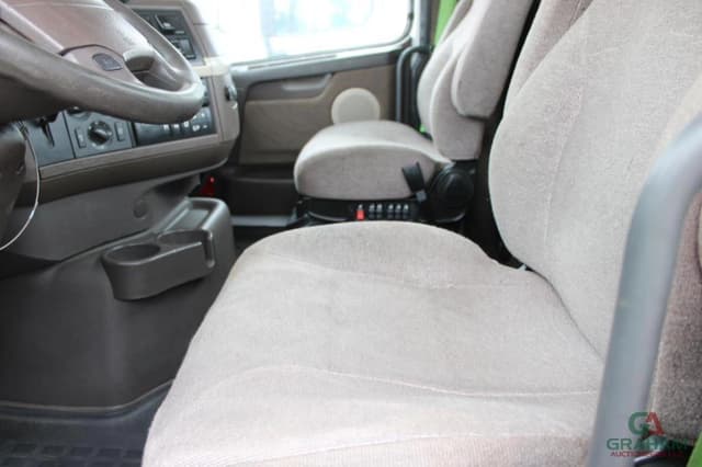 Image of Volvo 300 equipment image 4