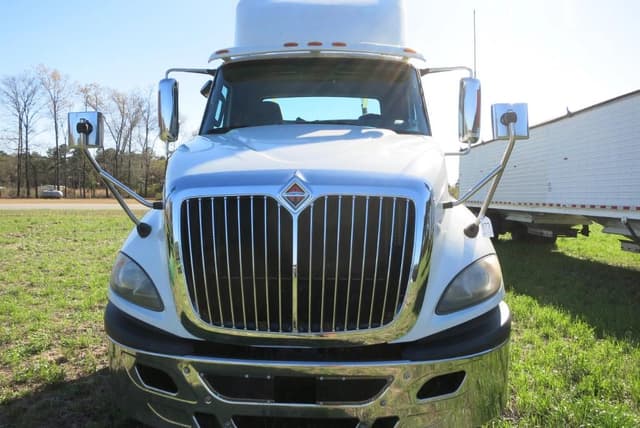 Image of International ProStar Plus 122 equipment image 3